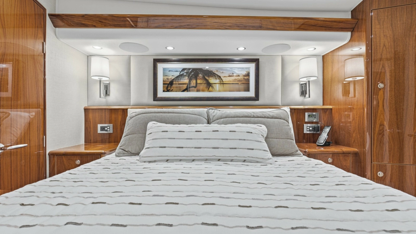 2022 Viking Convertible Cole Play Master Stateroom (1)