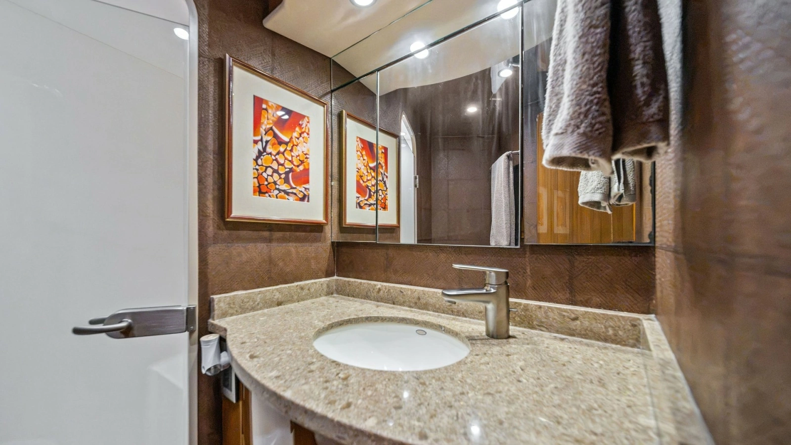 Elegant Guest Head with Vanity