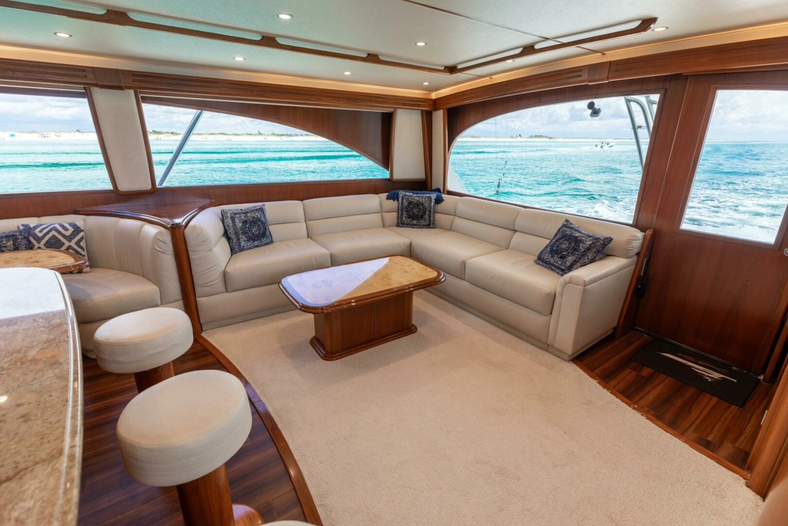 2015 Viking 70 Convertible Salon 2