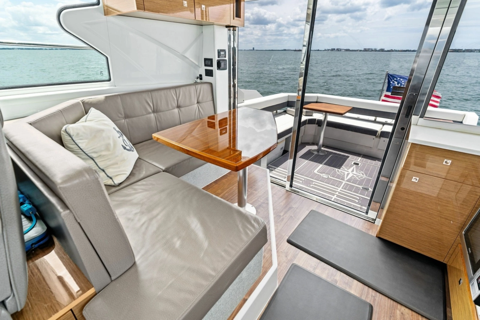2019 Cruisers Yachts 42 Cantius photo 19