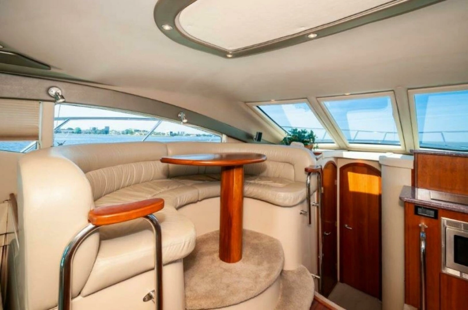  2006 47 Cruisers Dinette