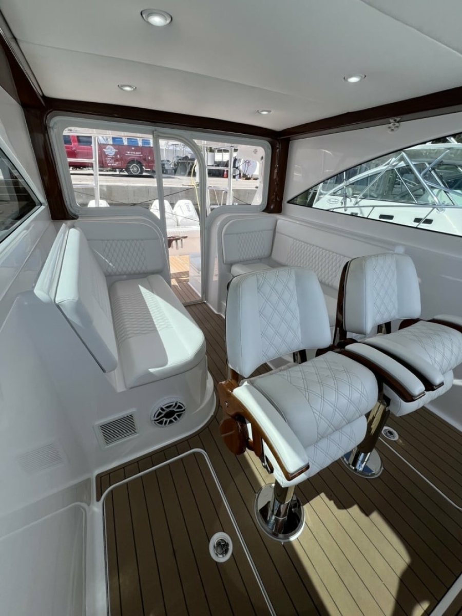 Queen/Smith Custom 53 - Helm Seating