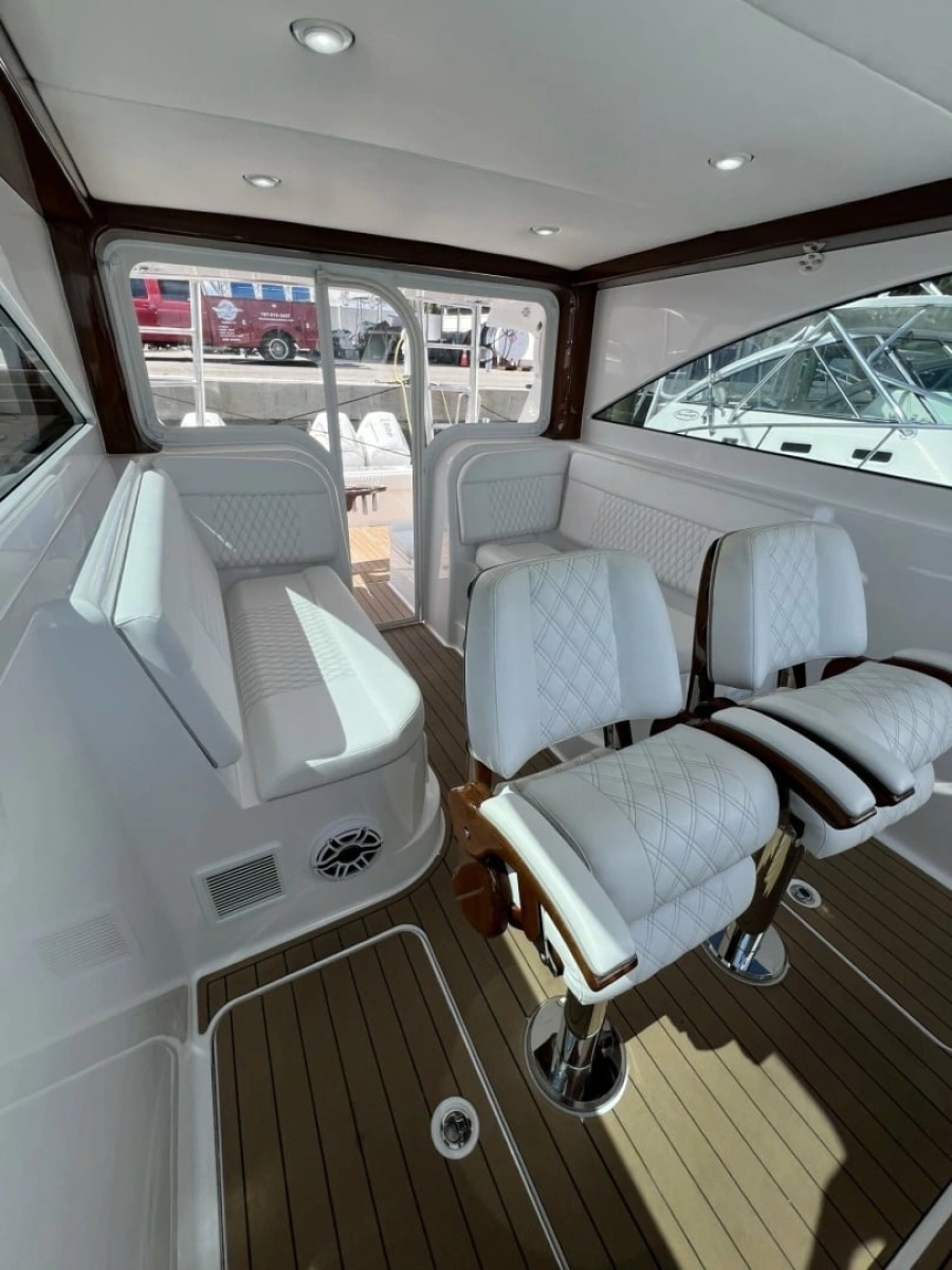 Queen/Smith Custom 53 - Helm Seating