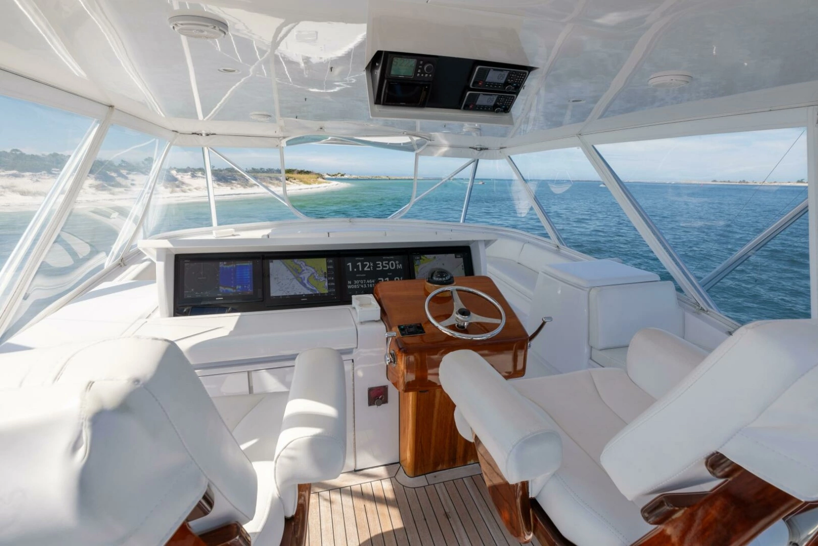 2005 Hatteras 68 Convertible photo 4