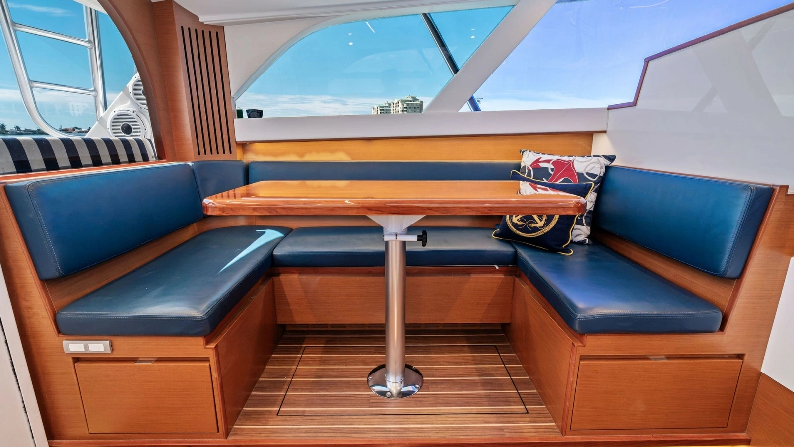 Flybridge Dinette with Panoramic View