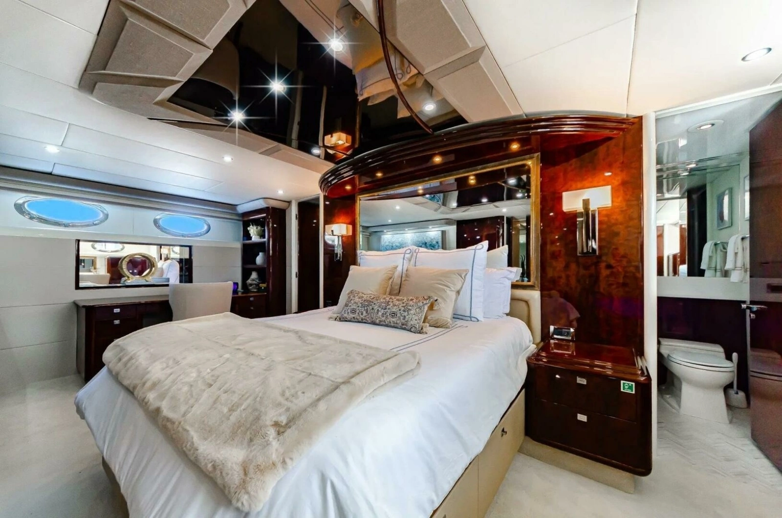 2001 Lazzara Yachts 94 Motor Yacht