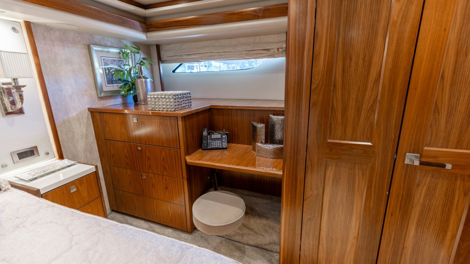 80' 2016 Viking 80 Convertible