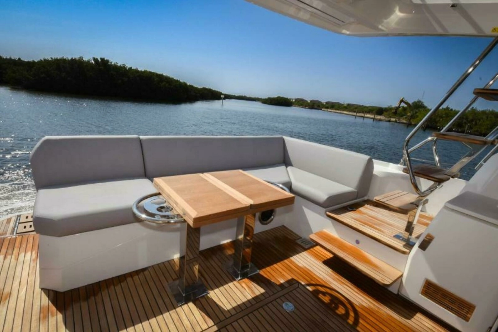 2023 52 Prestige Flybridge - Cockpit