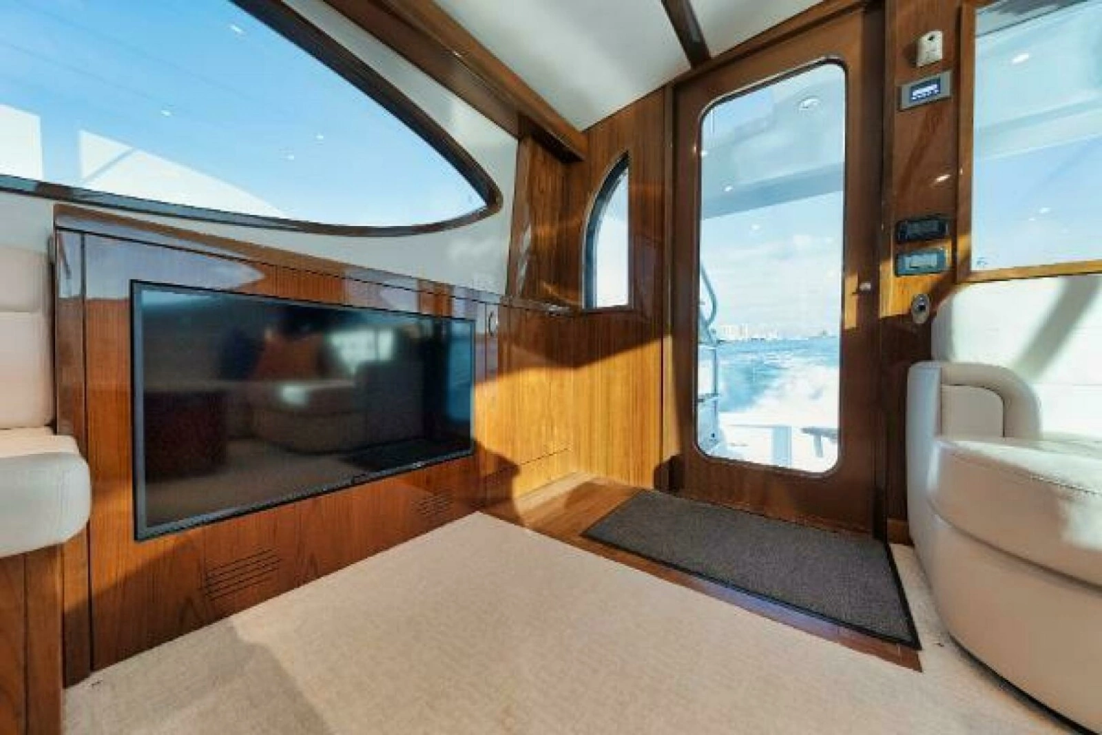 54' Hatteras GT54 - Salon