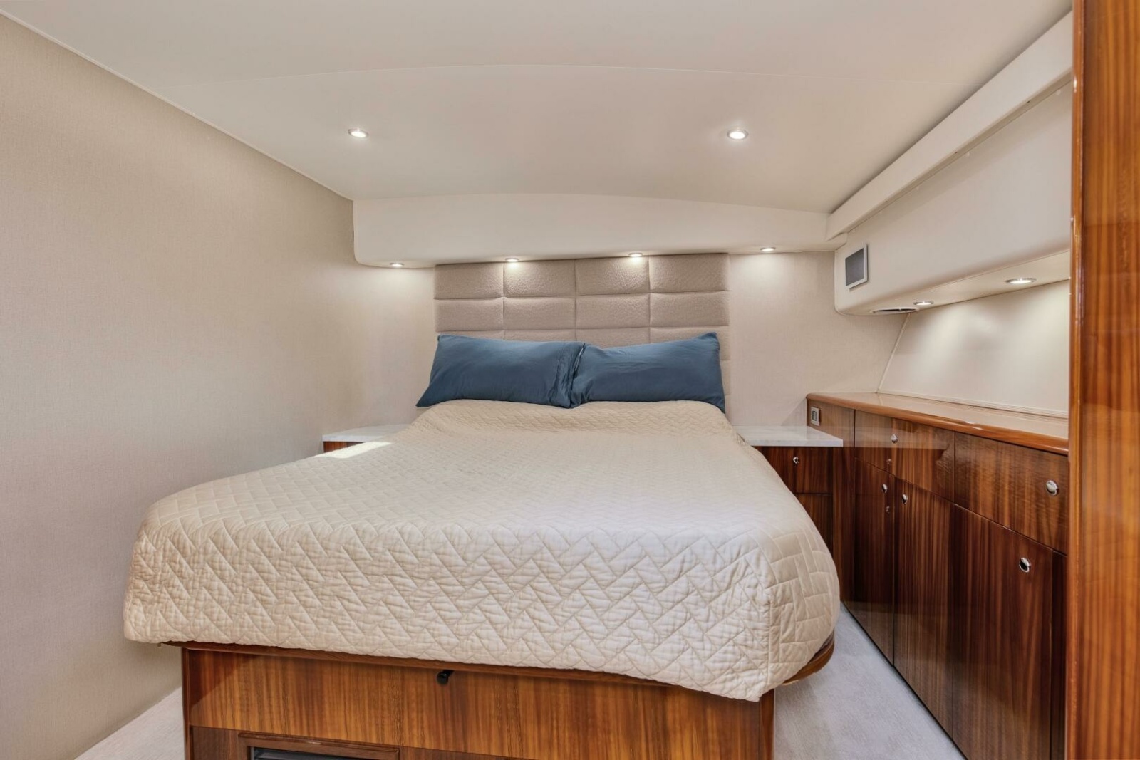 65' 2001 Viking 65 Enclosed Bridge
