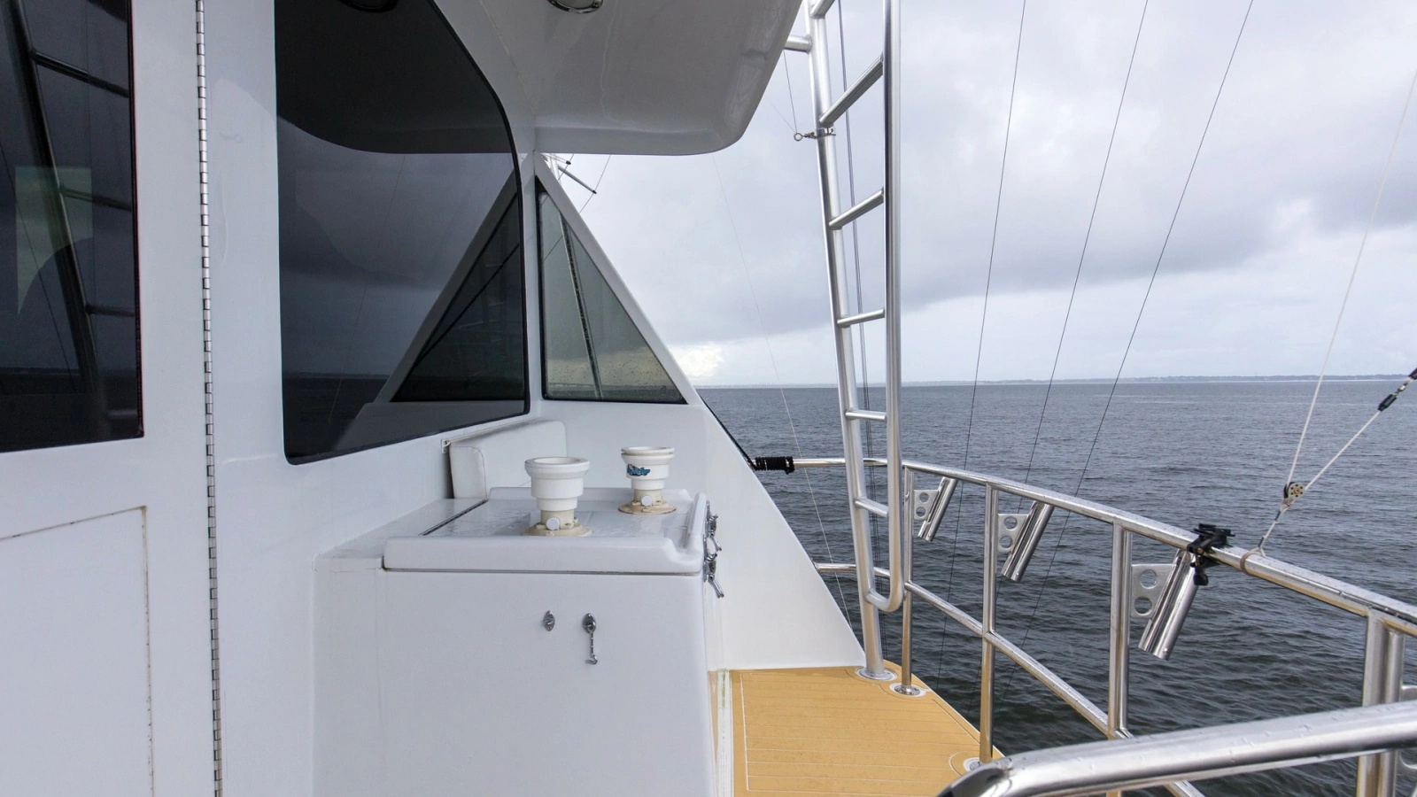 1999 Hatteras 60 Enclosed Bridge Better Days Bridge Deck (1)
