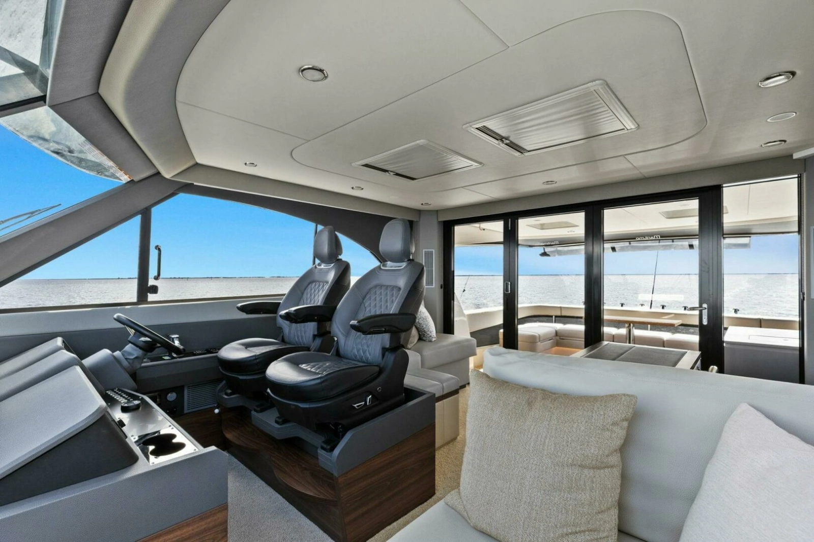2025 Maritimo M600 - Helm