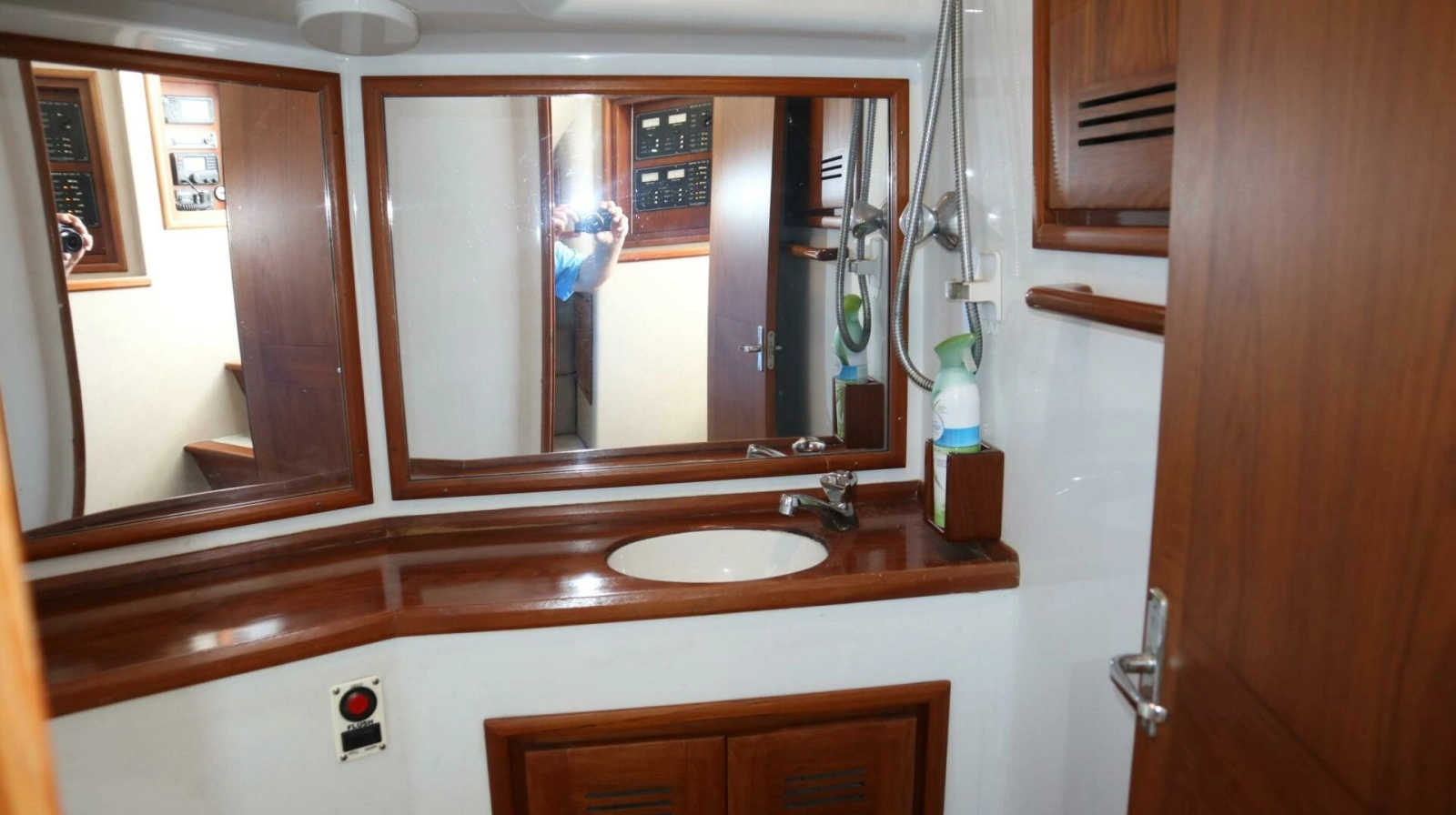 2002 Miller Marine 38 Open