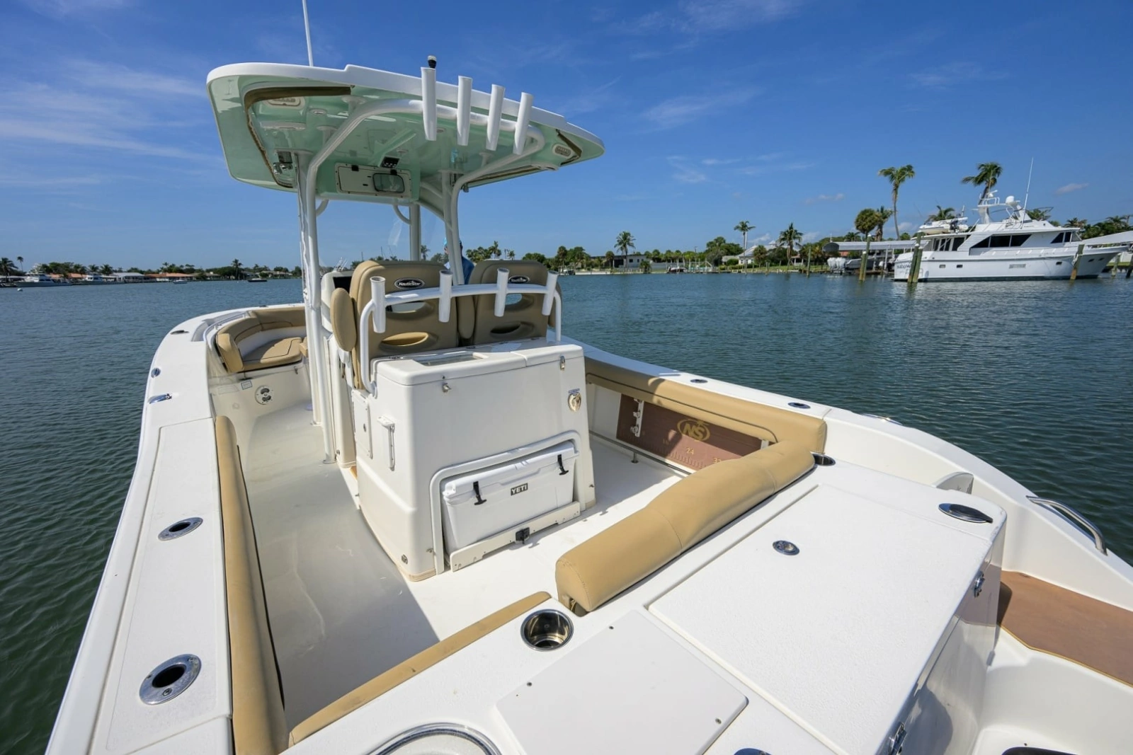 NauticStar 28 - Cockpit
