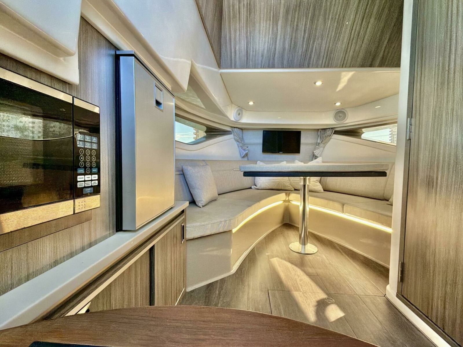 Sea Ray 32 - Salon