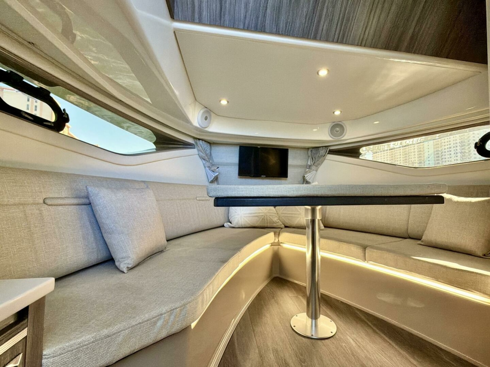 Sea Ray 32 - Salon