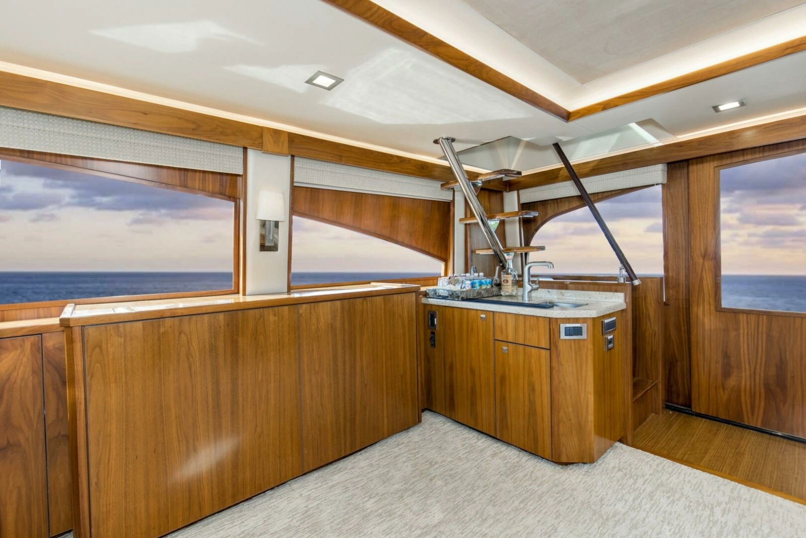 2016 92 Viking Enclosed Bridge Touche Salon (1)