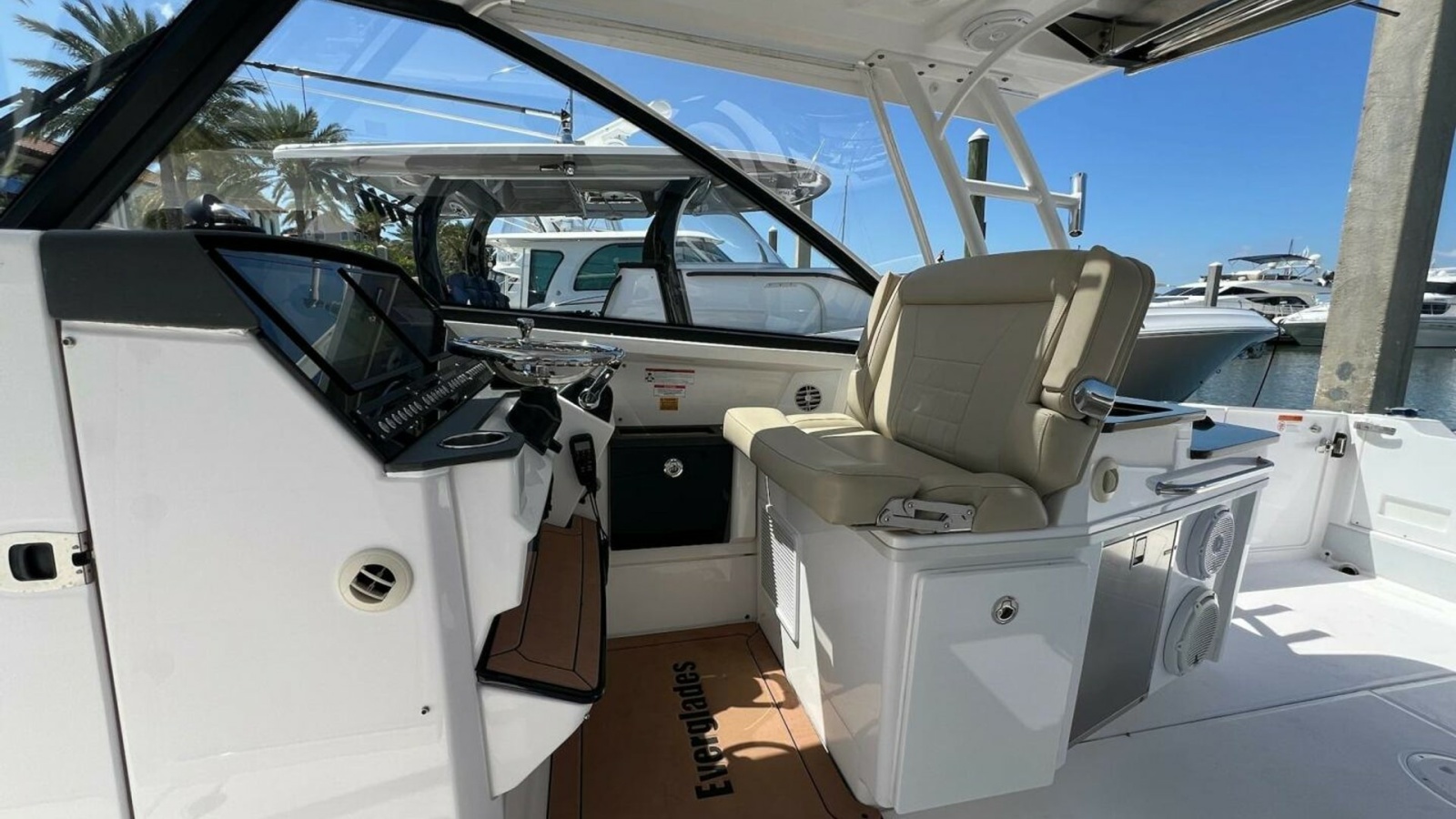 34' 2019 Everglades 340 Dual Console