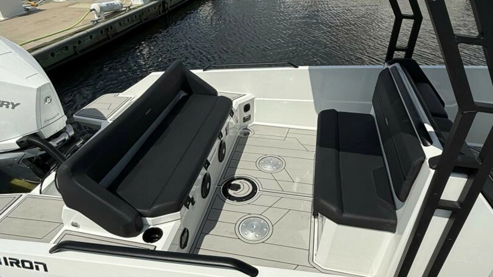 2024 Iron 27 Center Console