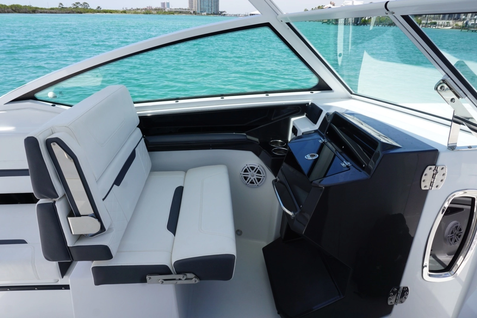 2023 27 Blackfin 272 DC Port Seating (3)
