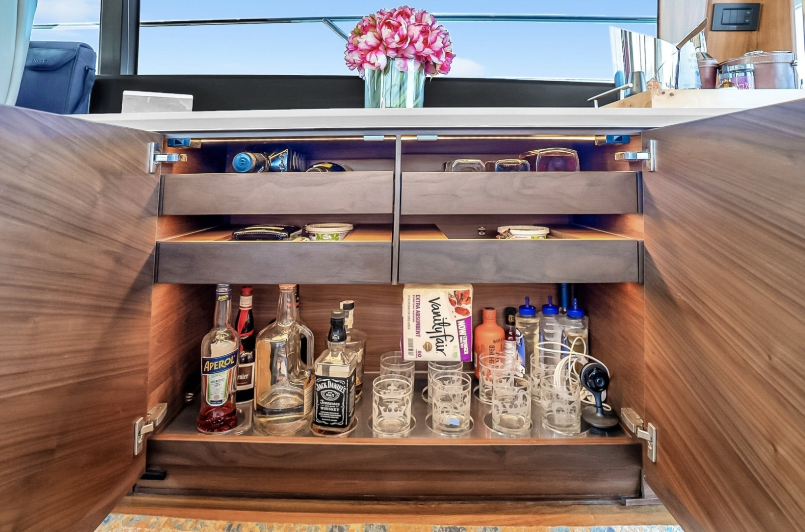 2016 Princess V58-HAPPY HOUR- Salon