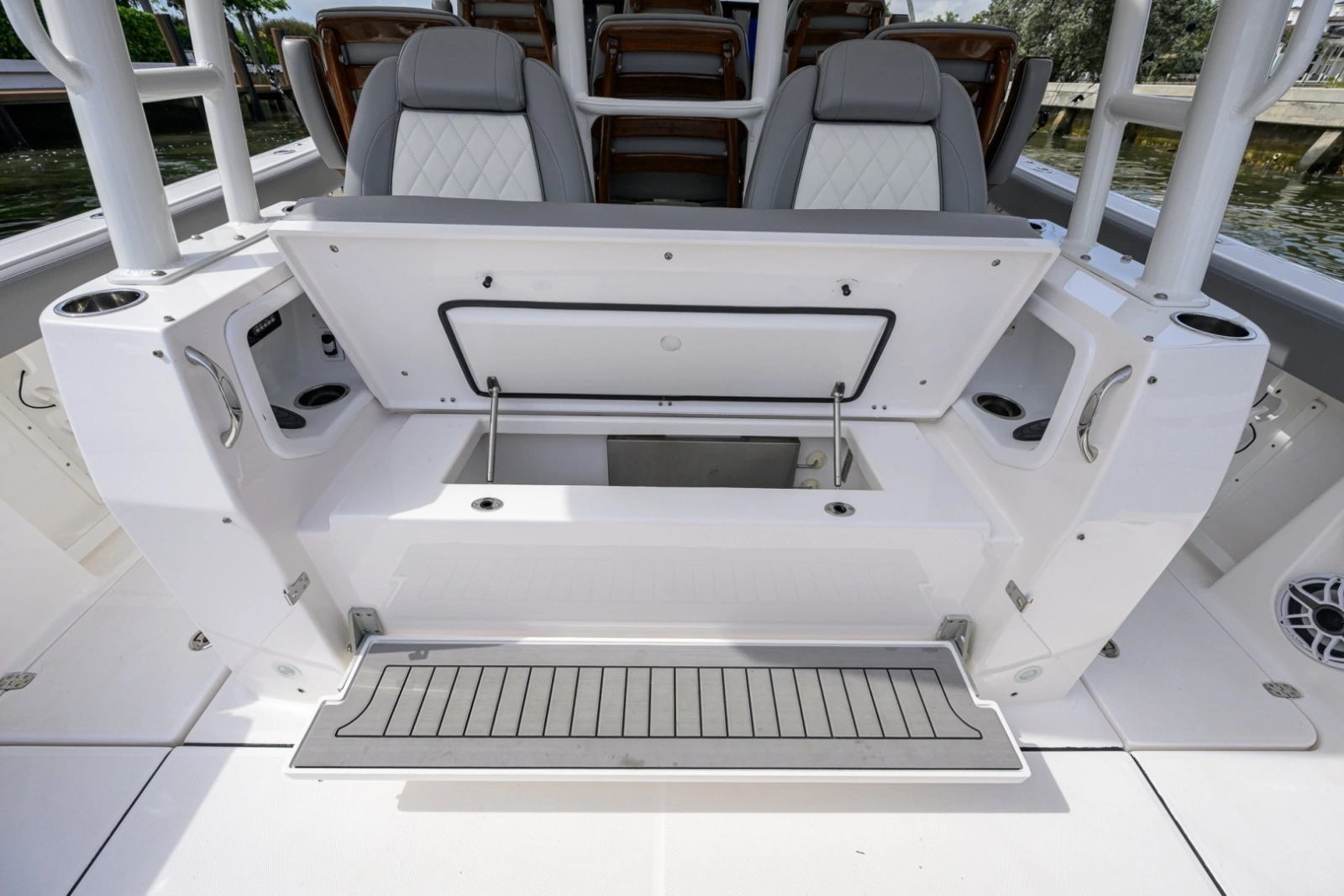 Everglades 45 GALLANT LADY - Cockpit