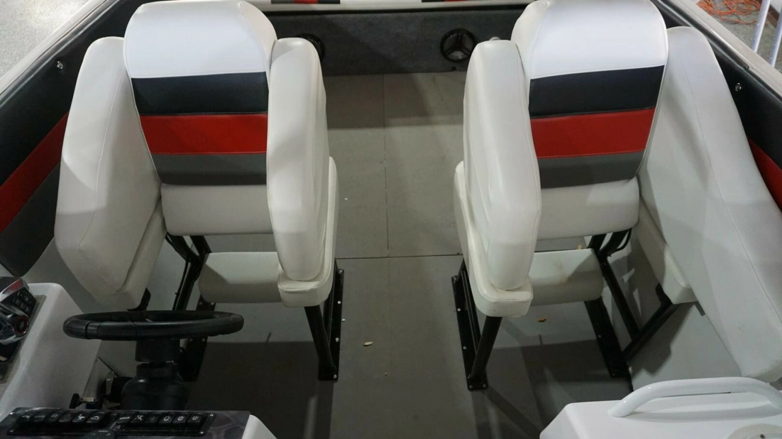 1998 32 Active Thunder 32 CC Ms. Rita Helm Seating (1)