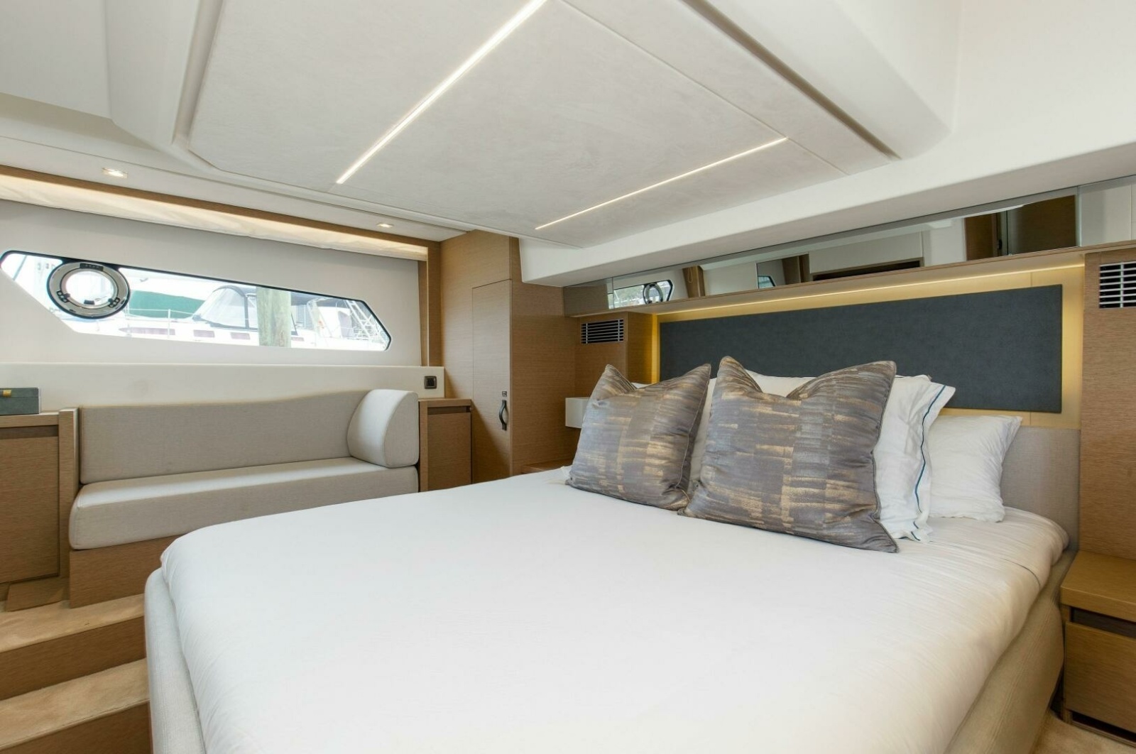 46' 2023 Prestige 460 Flybridge