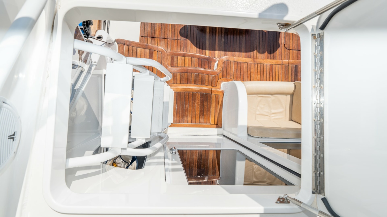 Flybridge Access and Cockpit View