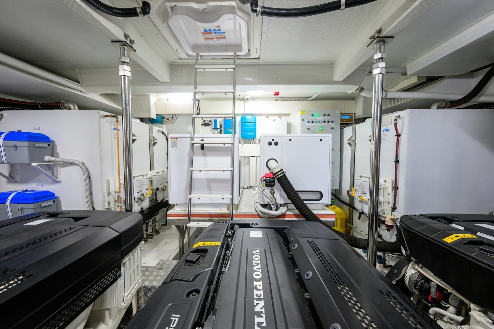 Azimut 78 - DT78 - Engine Room