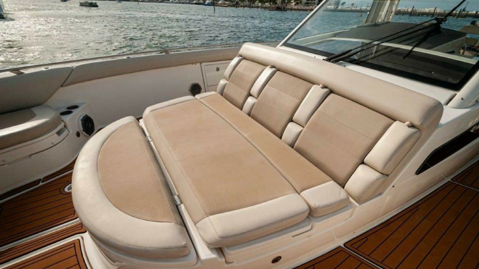42' 2018 Boston Whaler 420 Outrage
