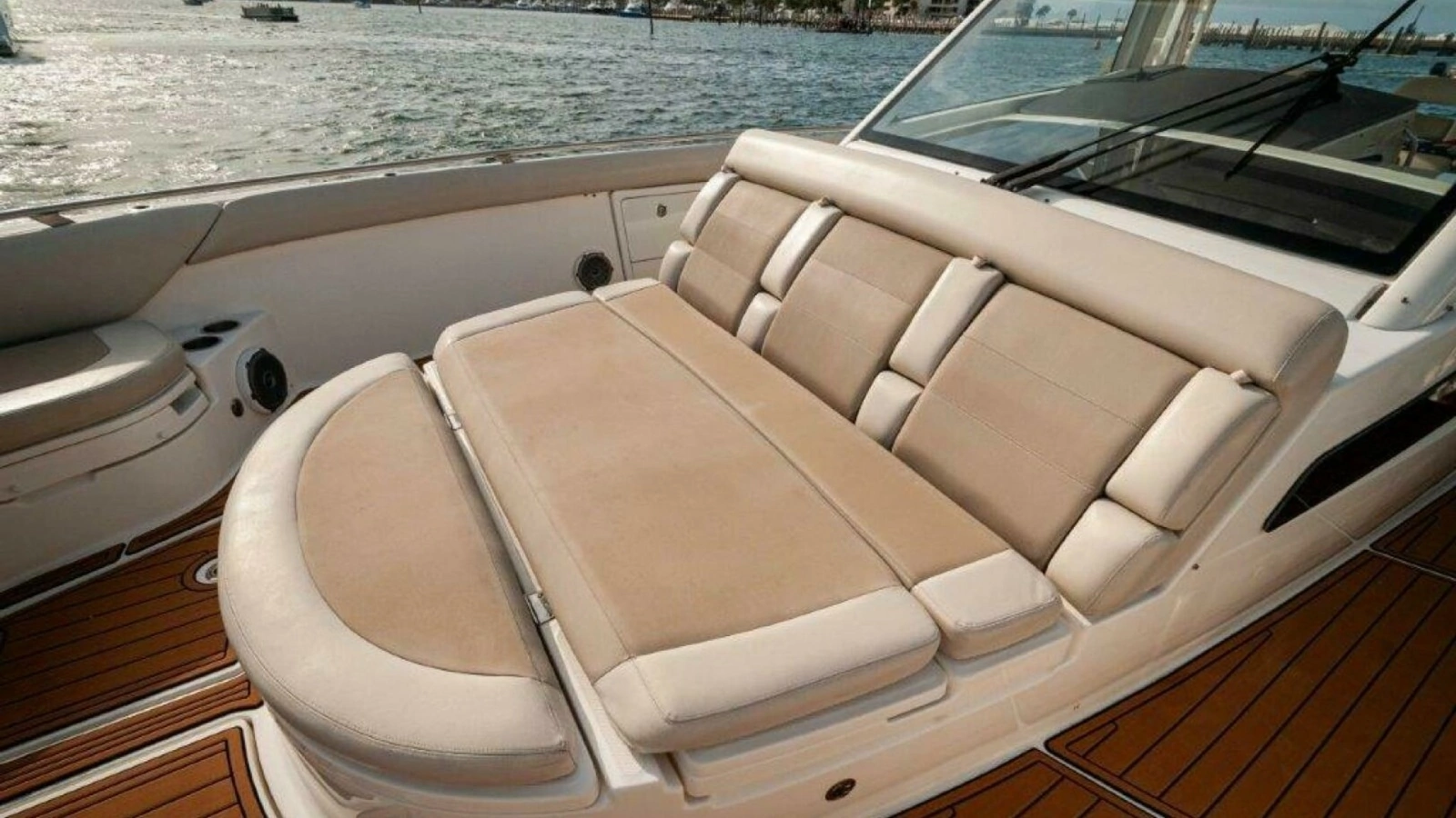 2018 42 Boston Whaler 420 Outrage The Tyder II Bow (2)