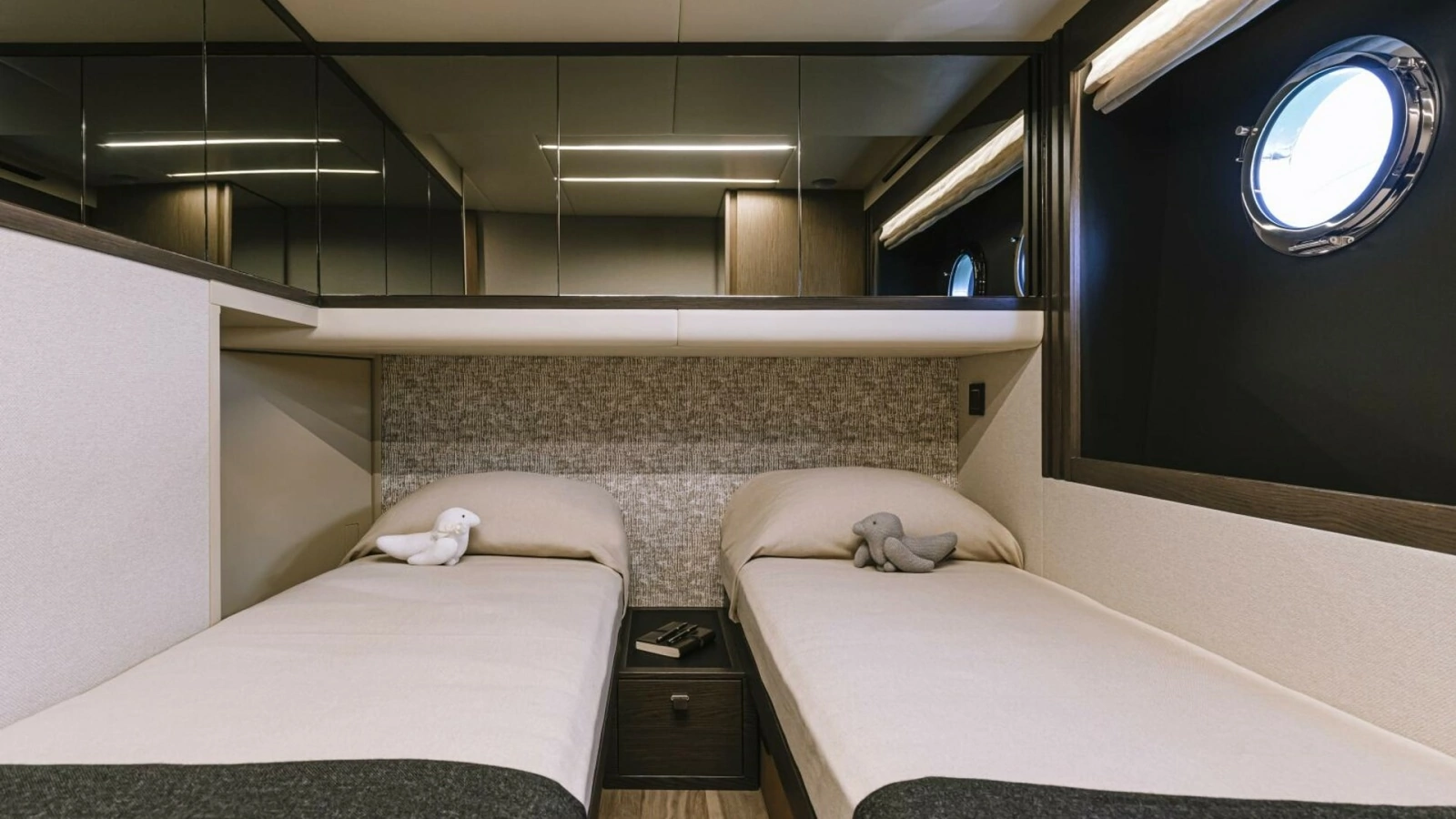 2026 52 Absolute Fly - Guest Stateroom