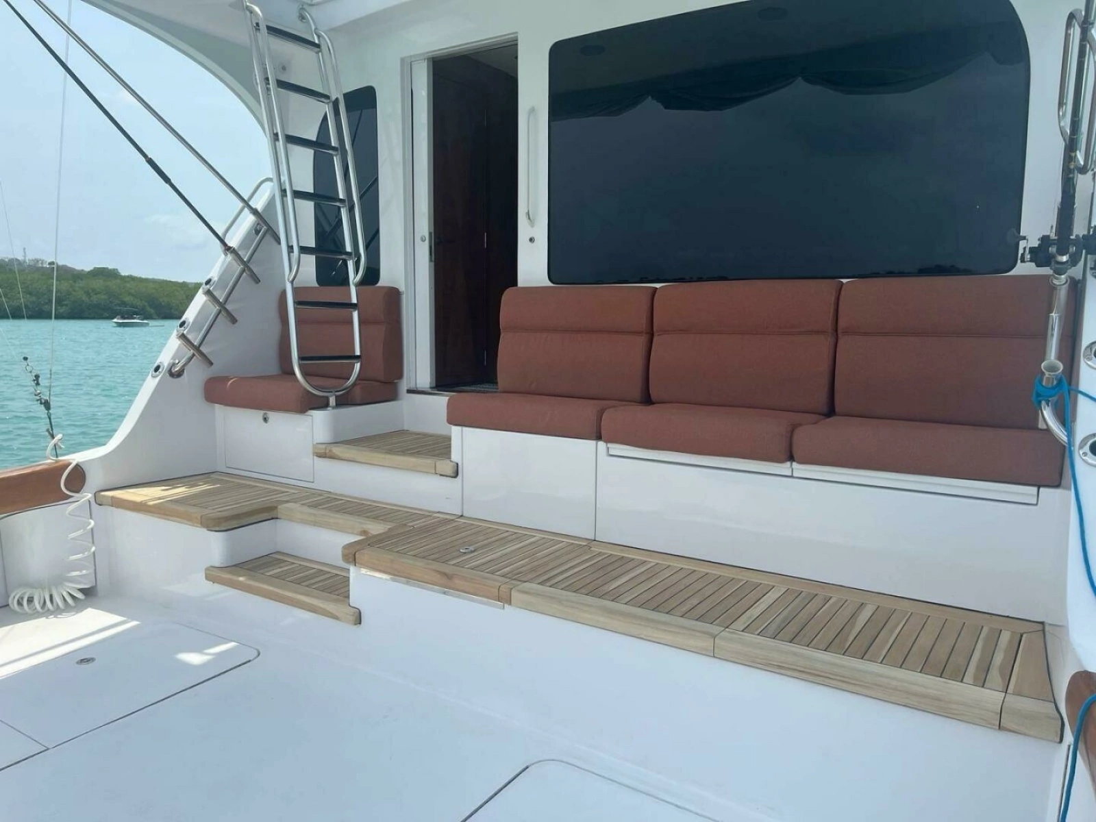 2008 77 Enclosed Bridge "Deperado"-Cockpit Seating