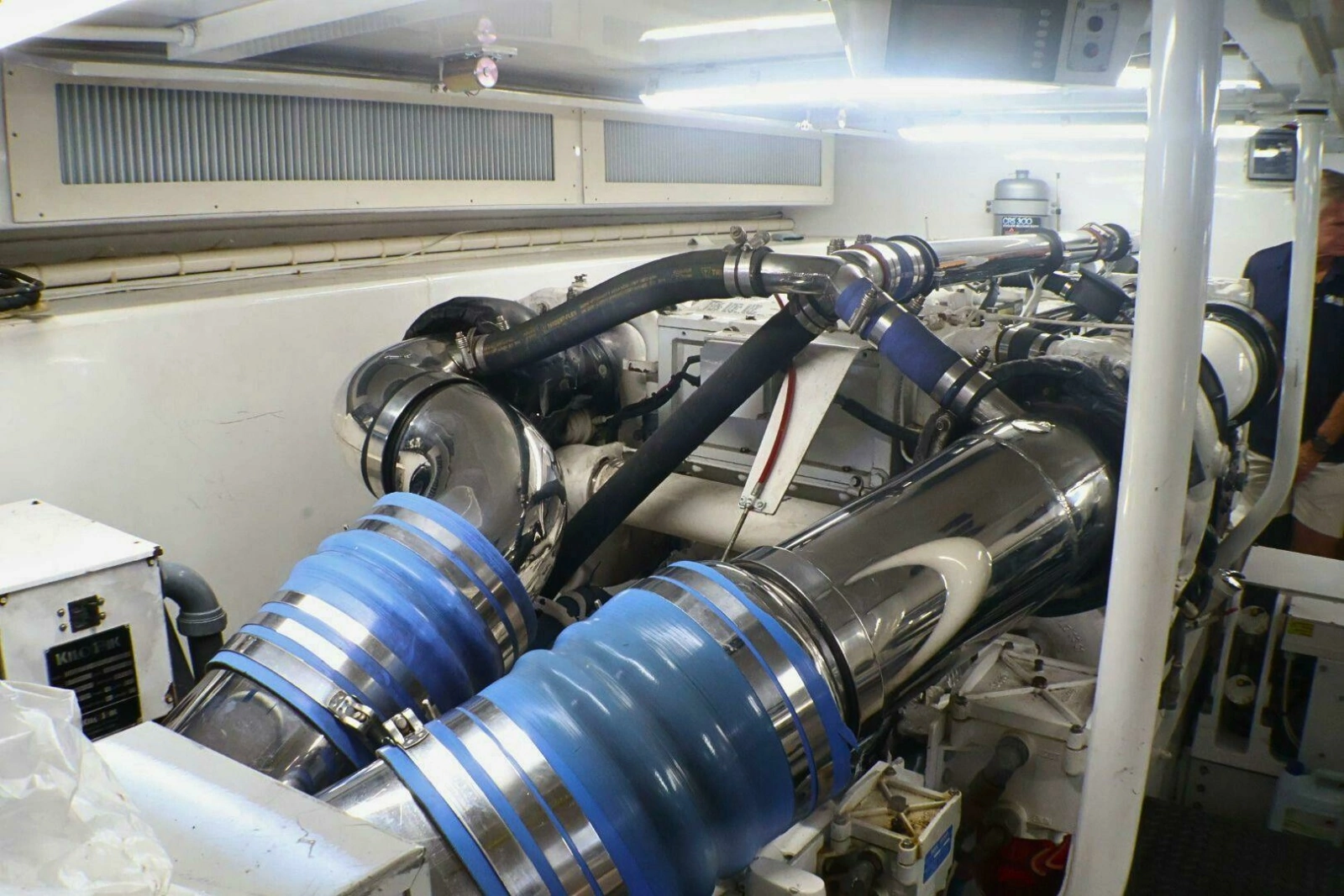 2001 Donzi 73' Sport Fish  Engine Room (3)