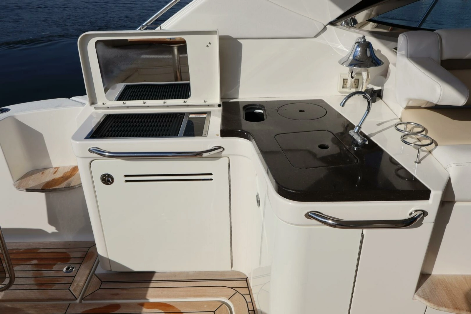 2015 Sea Ray 410 Sundancer photo 34