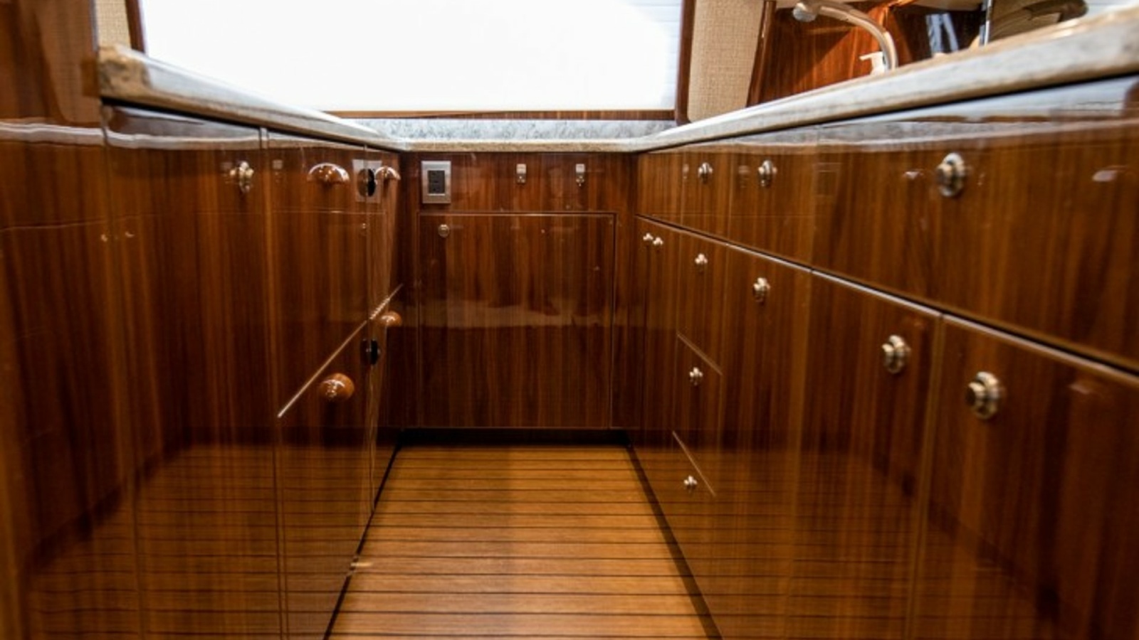 58' 2020 Viking 58 Convertible