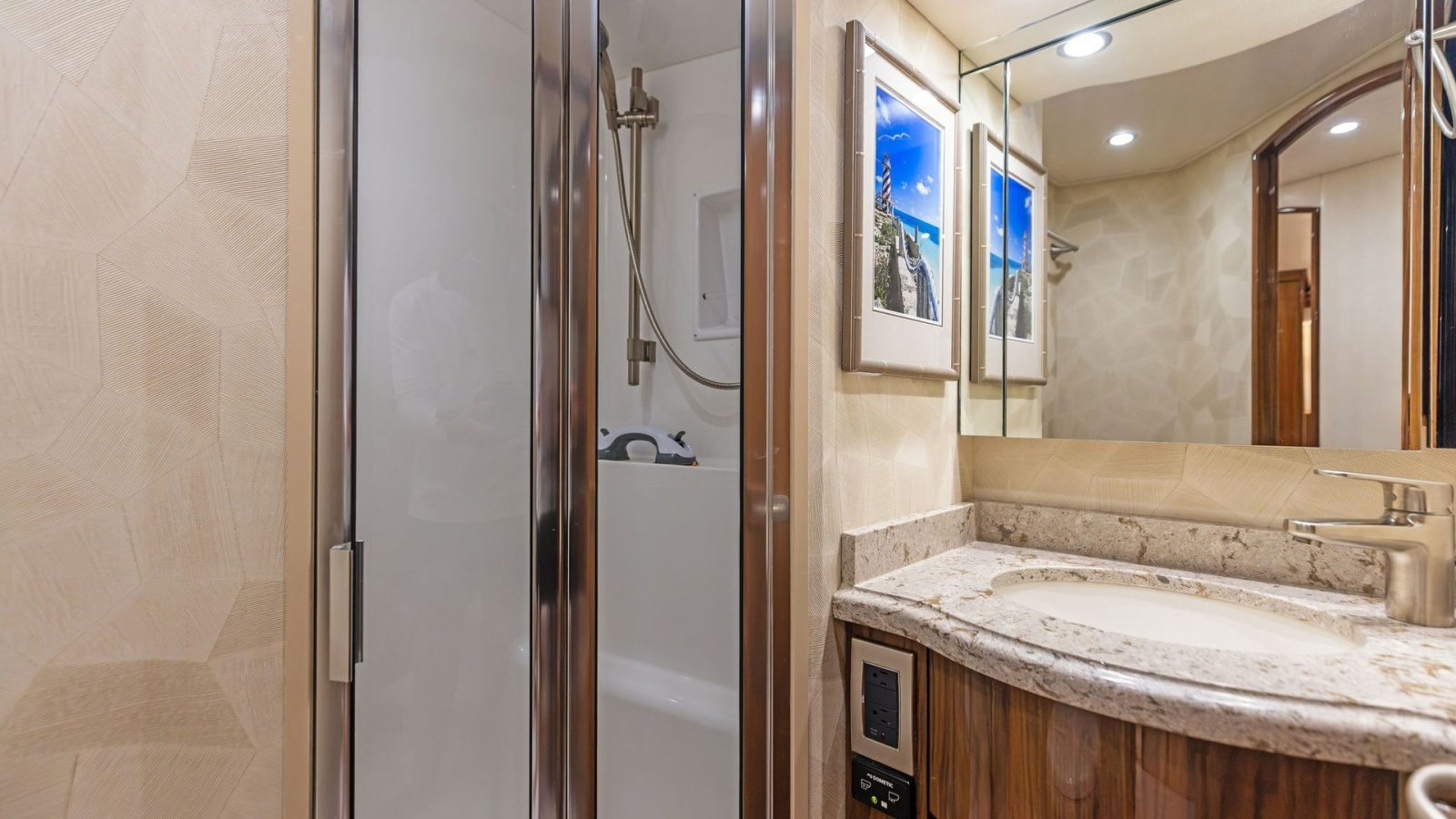 Elegant En-Suite Bathroom