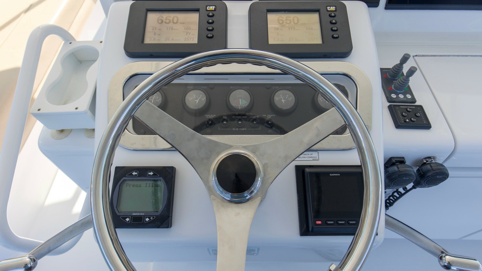 2008 54 Hatteras Convertible American Made Bridge (6)