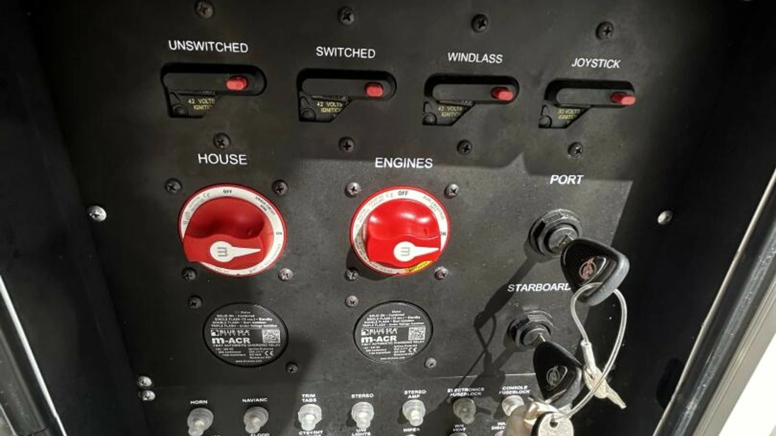 2017 33 Boston Whaler 330 Outrage Battery Switches