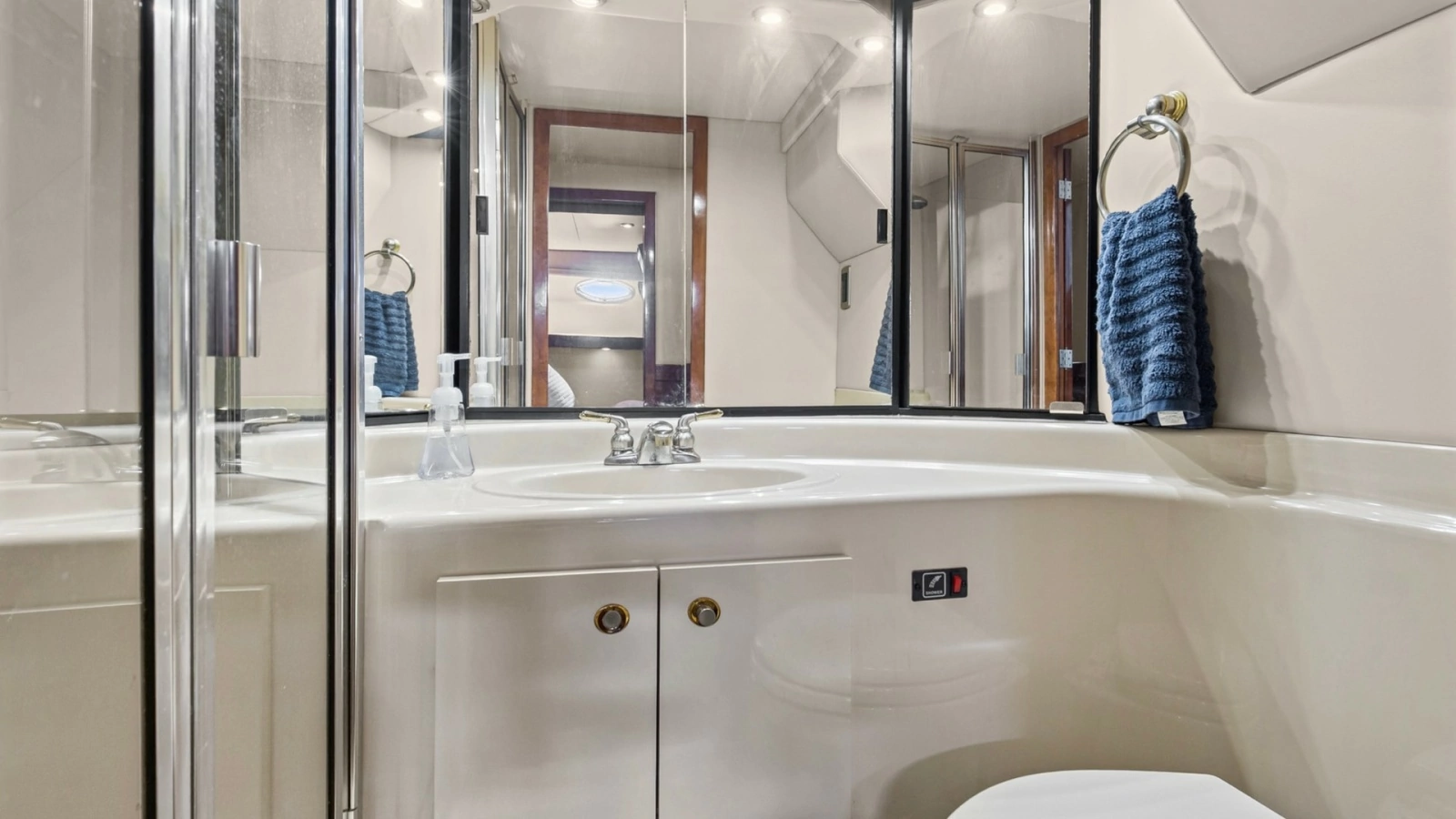 2007 Meridian 490 SE Pilothouse Trust Starboard Head