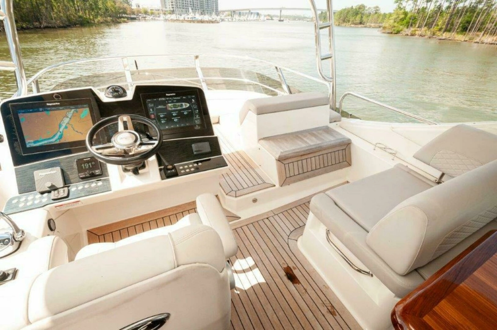 2018 Sea Ray L550 Flybridge photo 4