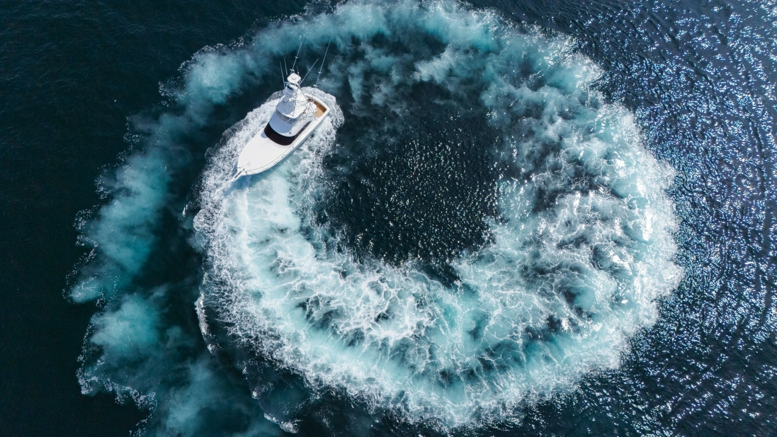 2009 Viking 50 Convertible "Jammin" - Demonstrating Reverse Thrust and Maneuverability.