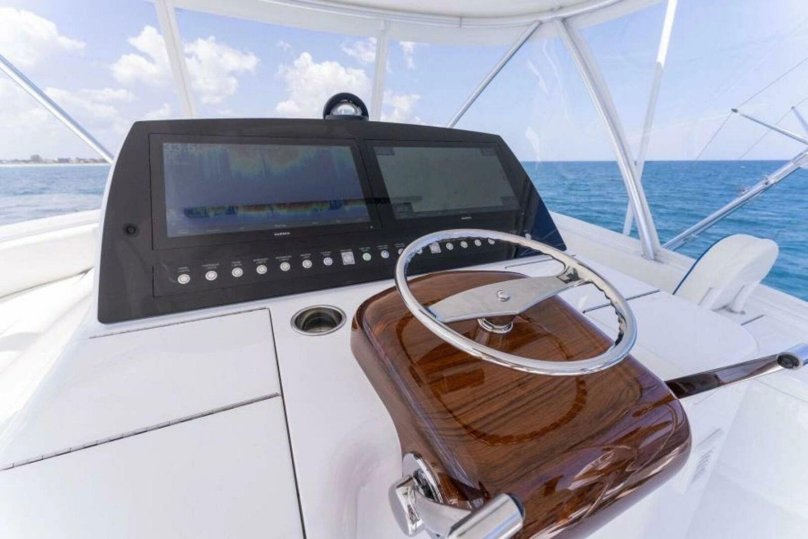 2021 Viking 54 Convertible HAMMERHEADS  Helm