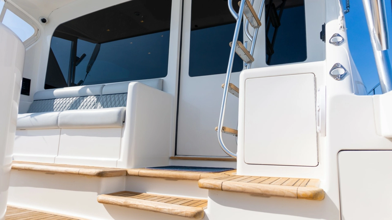 2009 Viking 50 Convertible "Jammin" - Cockpit Entry, Storage compartments, and Ladder Access