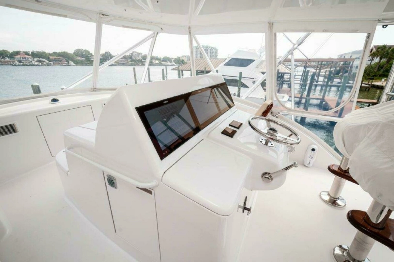 2016 Hatteras GT60  KNOT ON CALL  Helm