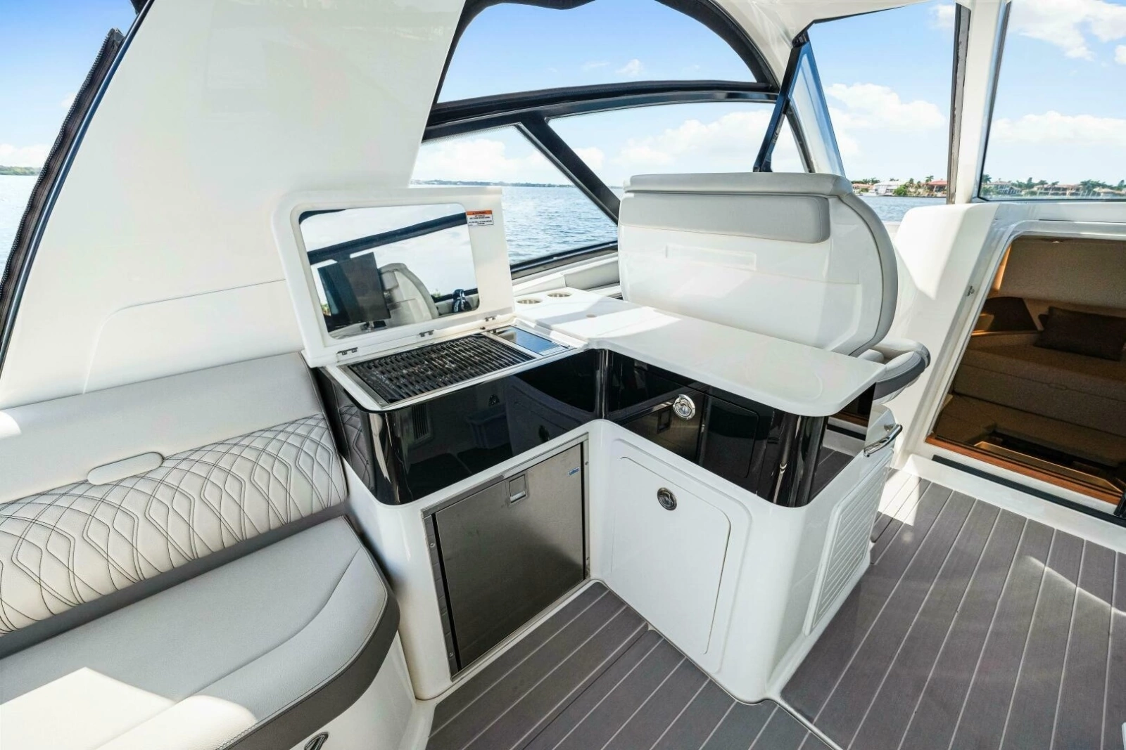 2022 Sea Ray 370 OB 