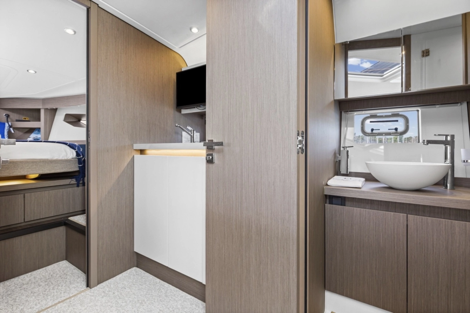2022 Beneteau 41 Grand Turismo War Downs Eagle Guest Head (2)