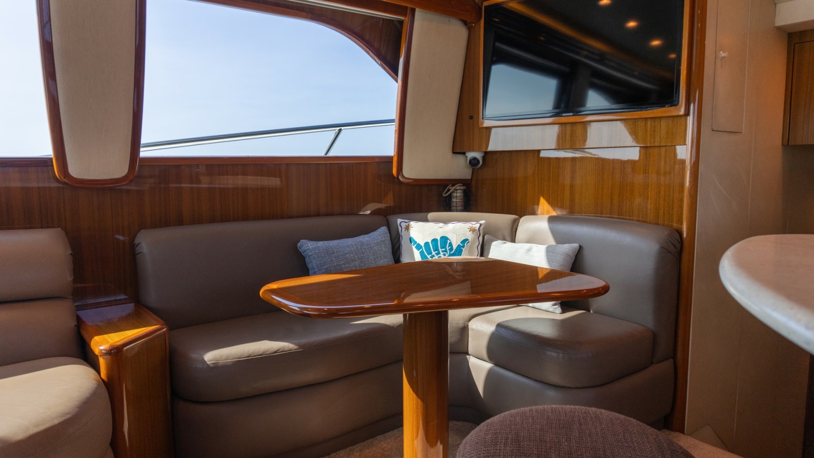 2009 Viking 50 Convertible "Jammin" - Salon Lounge Area with TV