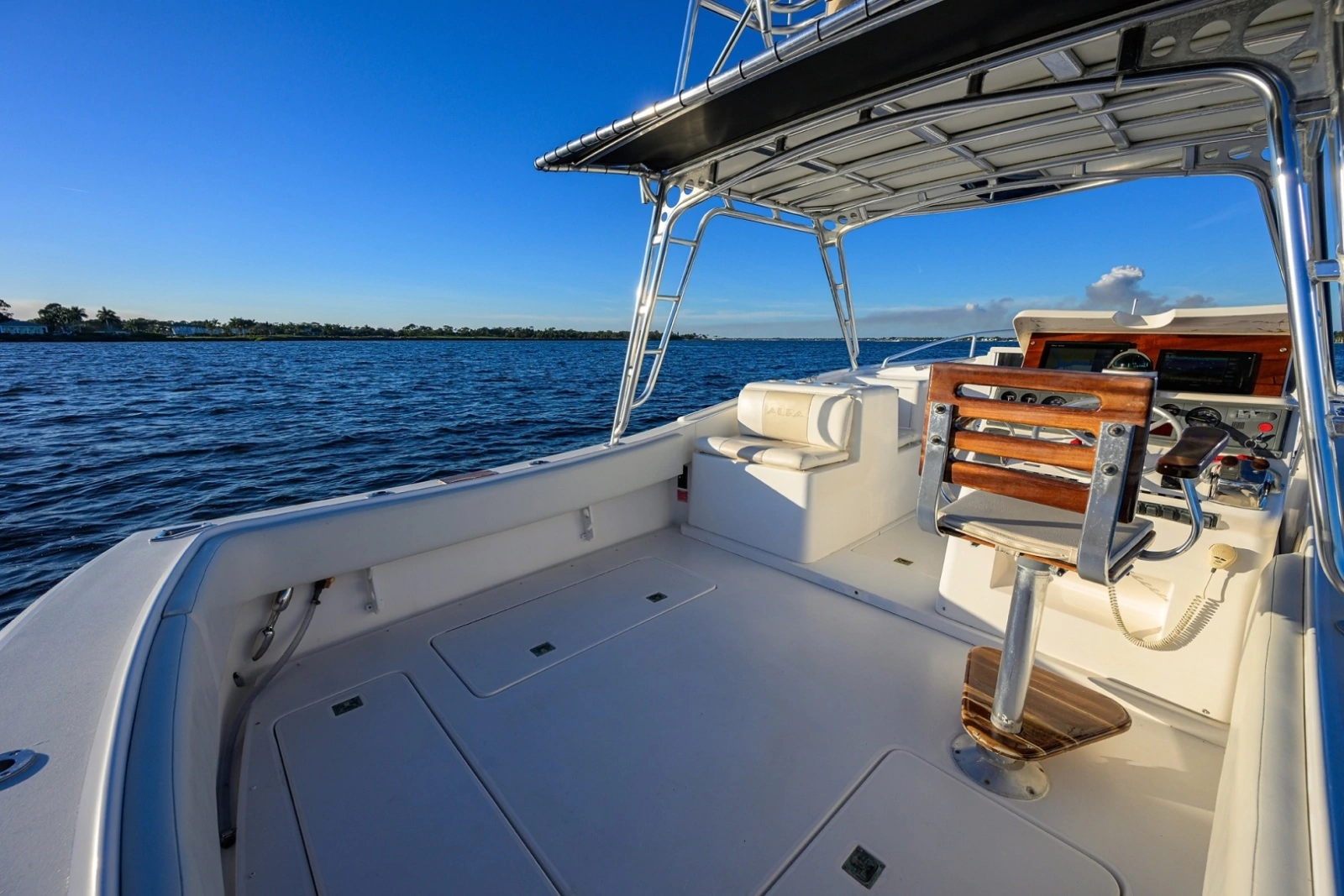 Aura 28 Heron's Catch - Exterior Cockpit